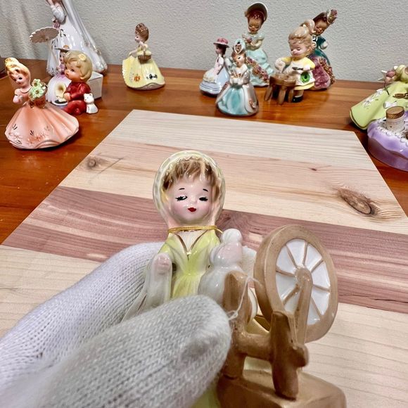 Josef Originals Rare COLONIAL DAYS SERIES, Girl in Green Spinning Wheel Figurine - Picture 2 of 10